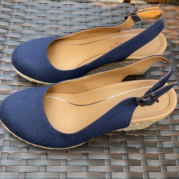 Vionic Coralina Wedge Heel / Size 7. Like new. - Picture 3 of 11